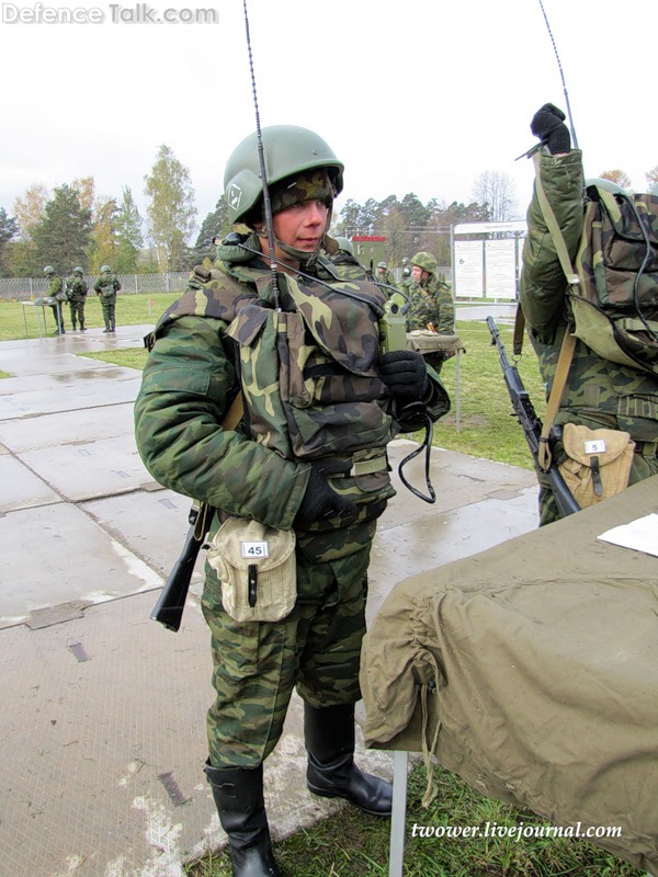 Comms platoon with R-168-0.5UM radio, 5th MRB | DefenceTalk Forum