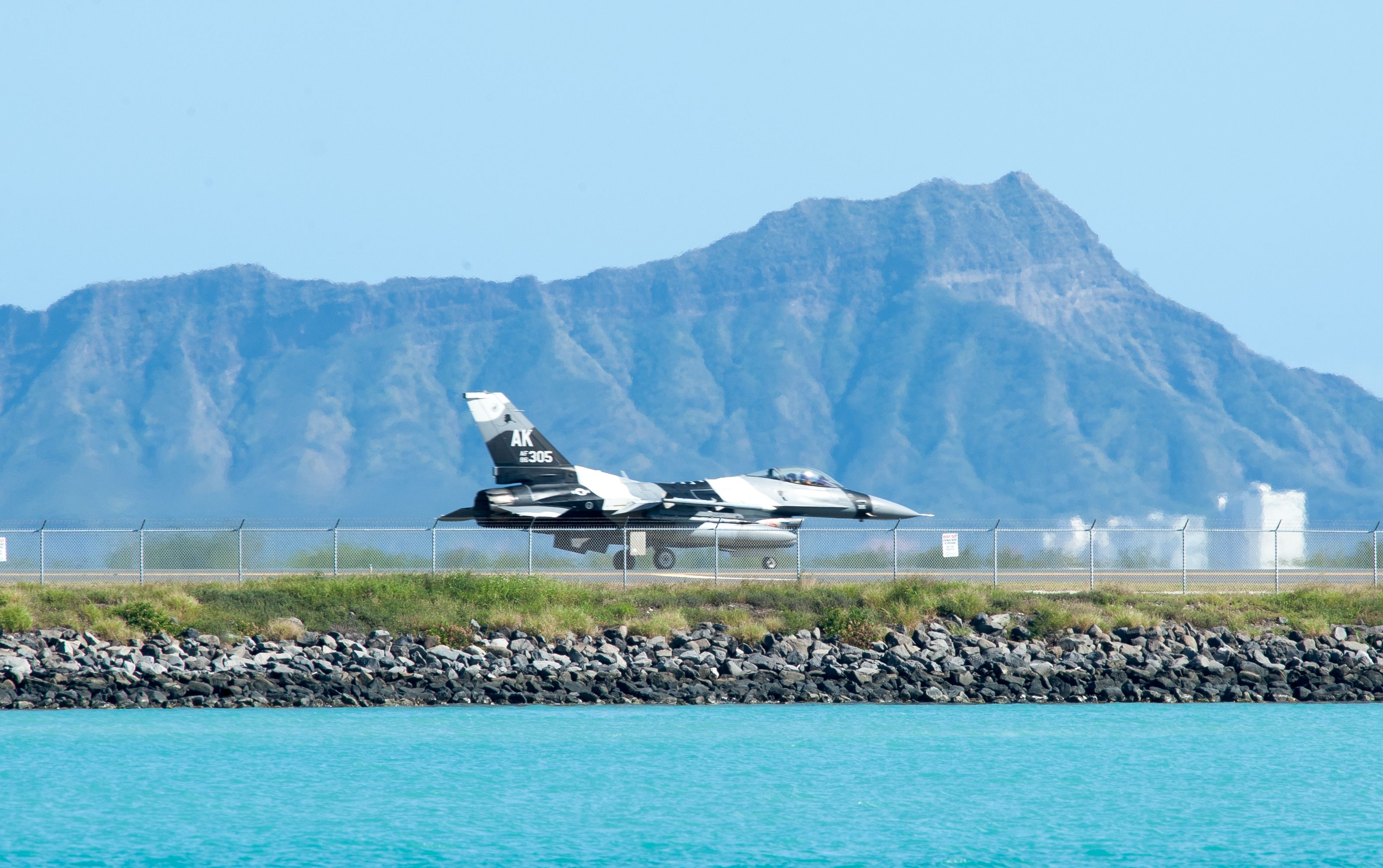 An F-16 Fighting Falcon from the 18th Aggressor Squadron | Defence 