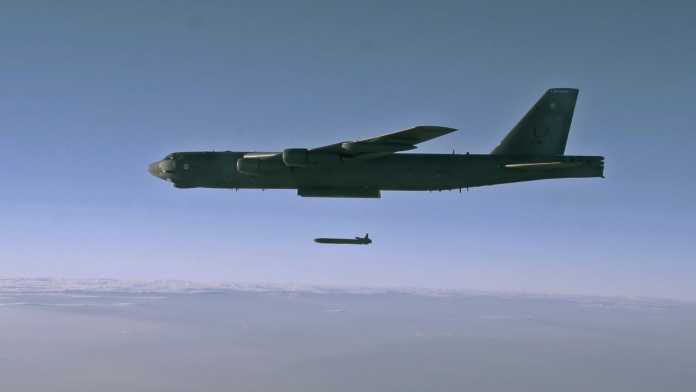 US Air Force Tests B-52 Bombers Armed With Nuke-capable Cruise Missiles ...